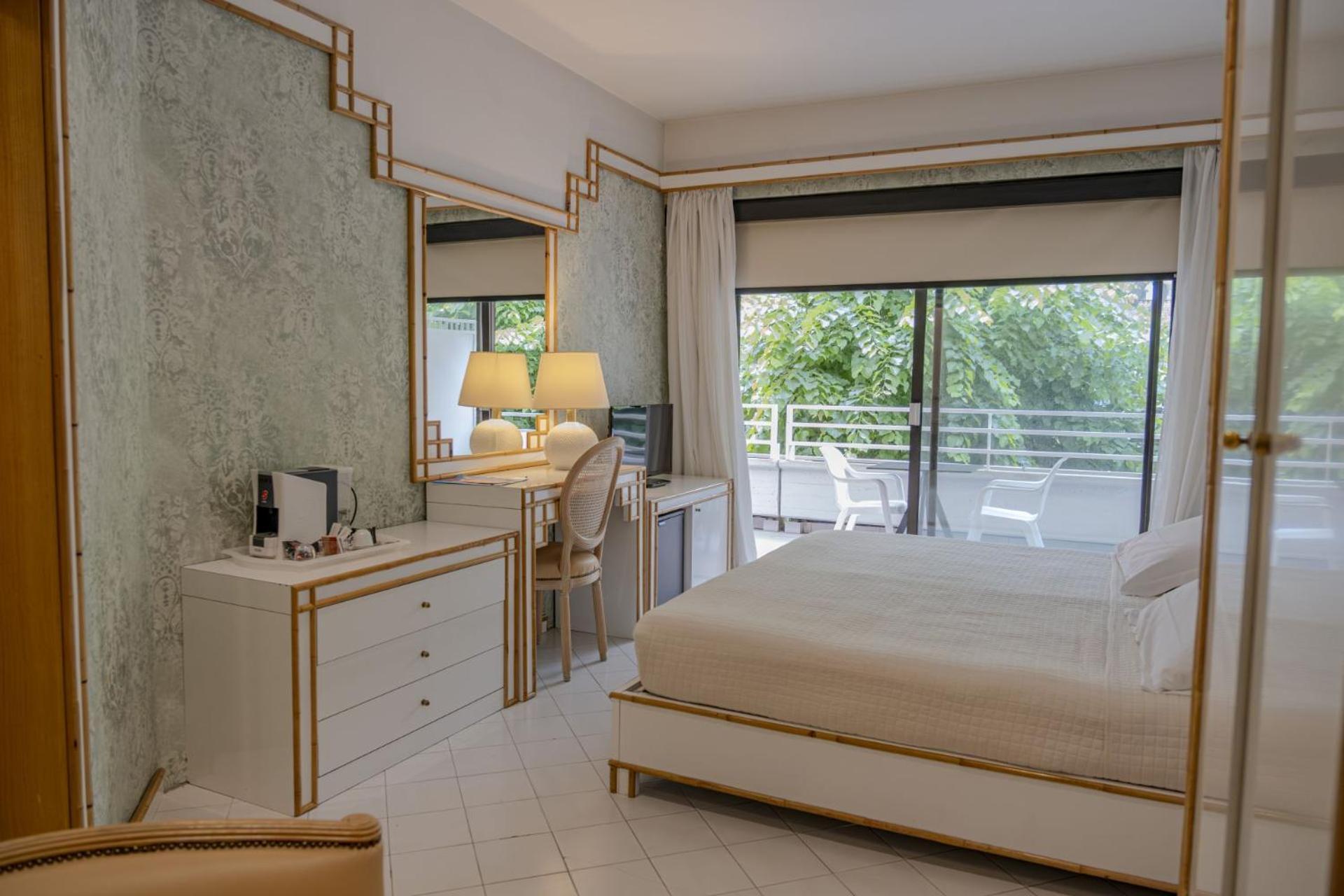 Hotel President - Vintage Hotel In Centro Ричоне Екстериор снимка