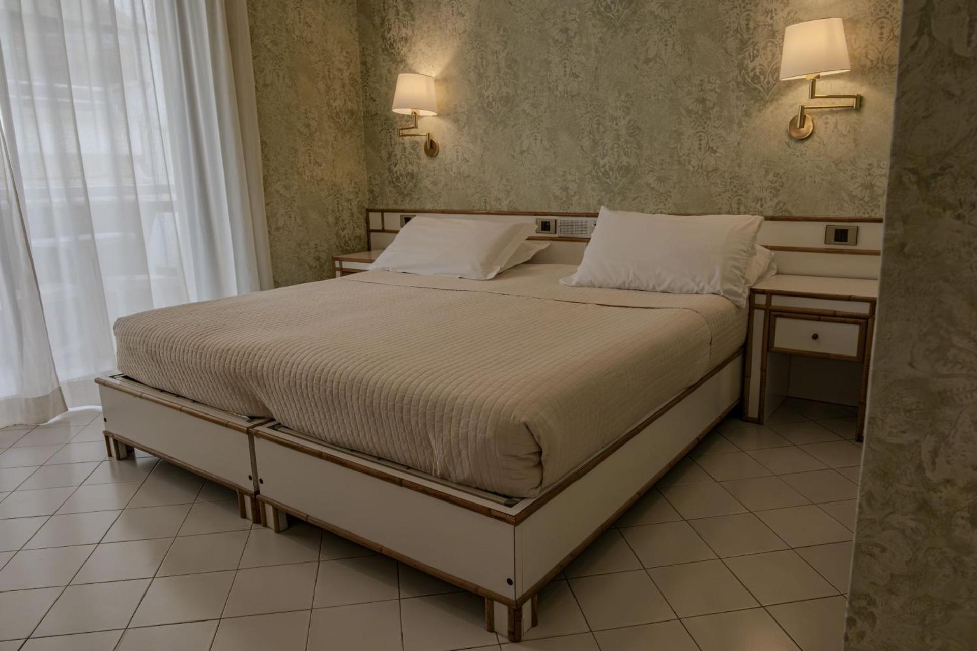 Hotel President - Vintage Hotel In Centro Ричоне Екстериор снимка