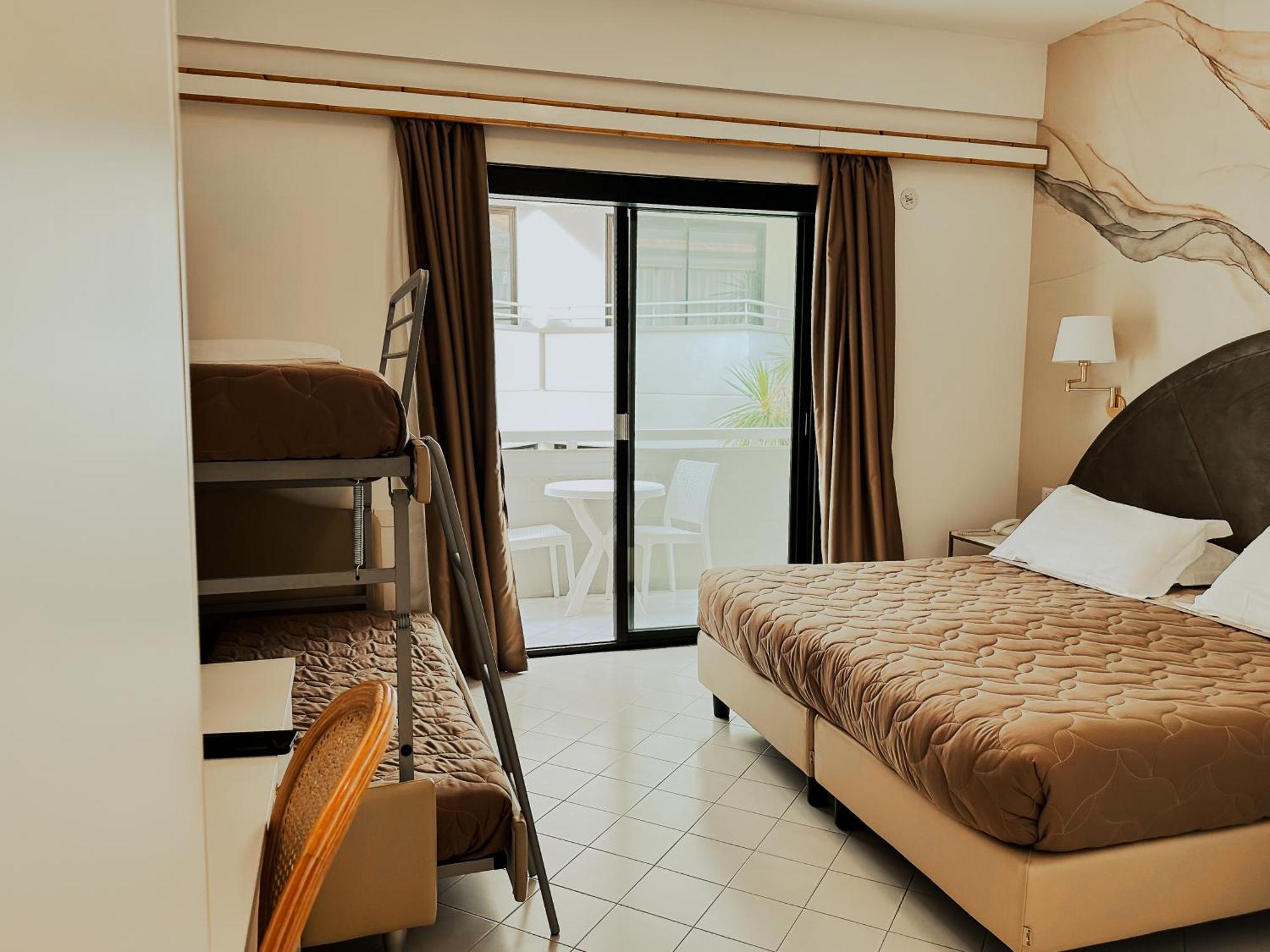 Hotel President - Vintage Hotel In Centro Ричоне Екстериор снимка