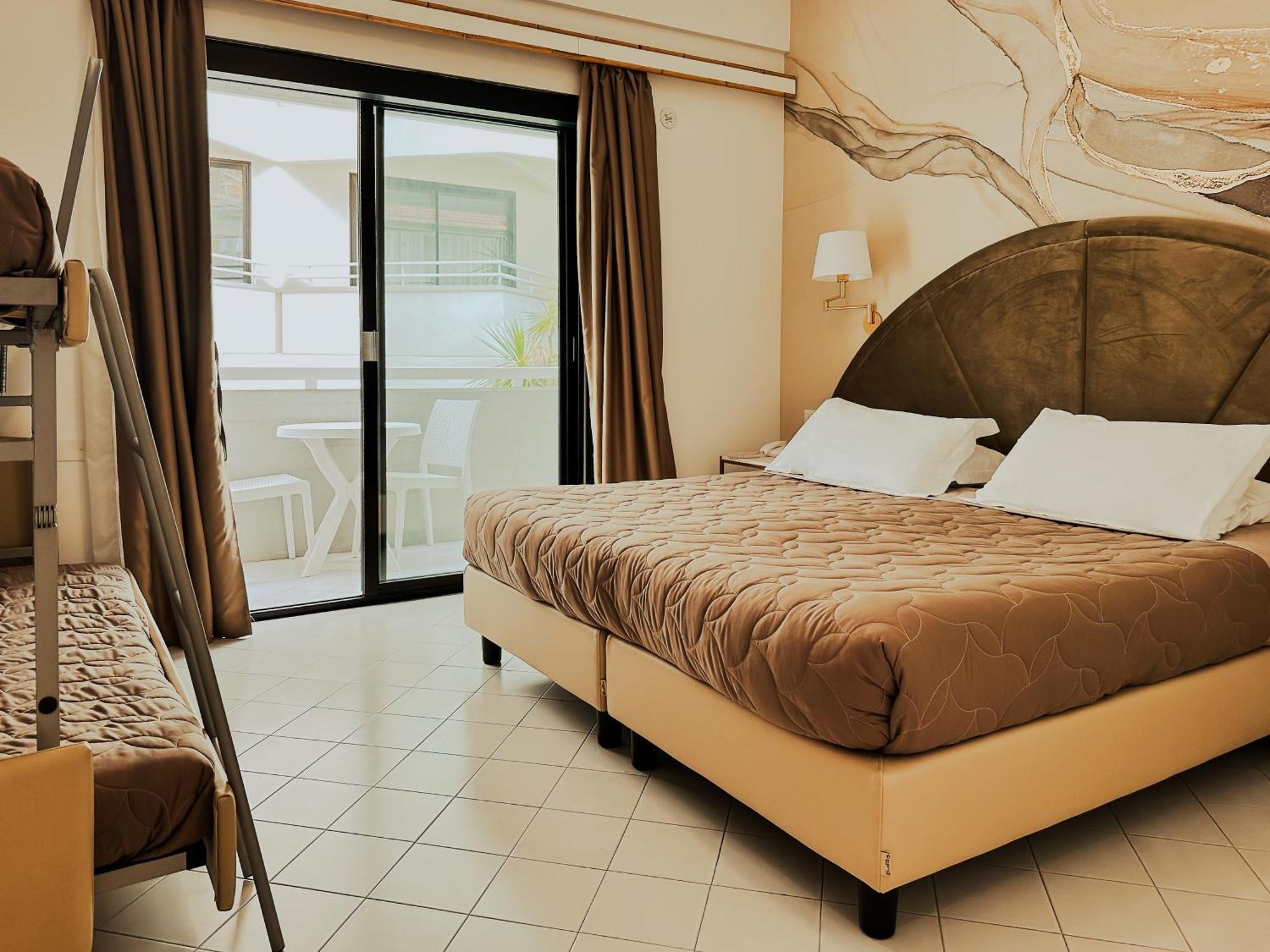 Hotel President - Vintage Hotel In Centro Ричоне Екстериор снимка