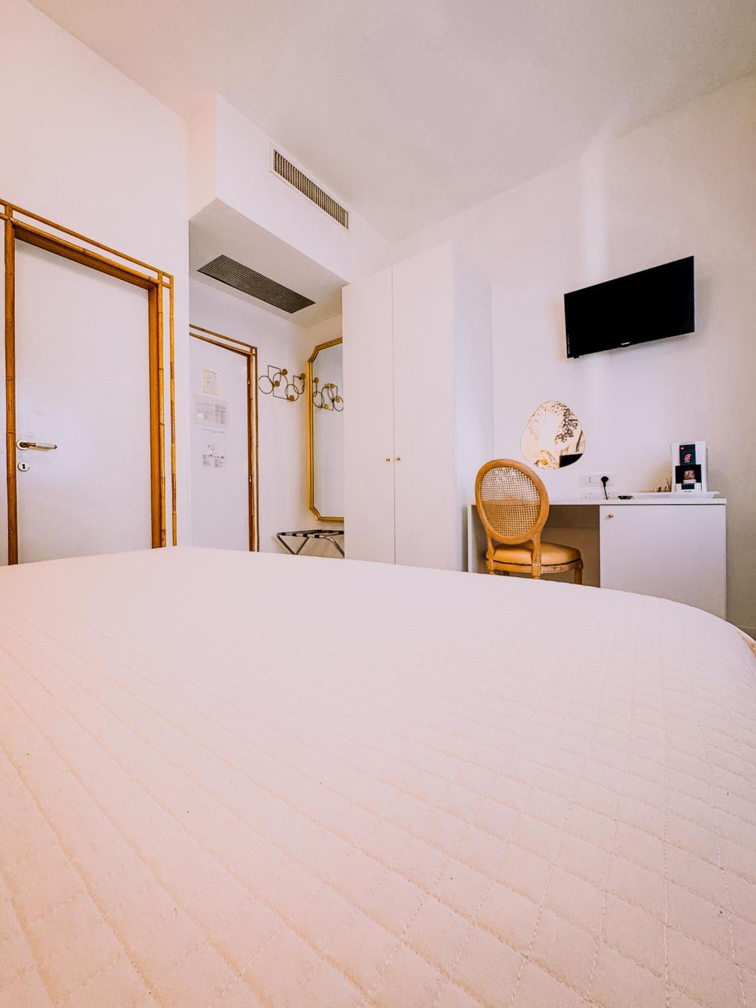 Hotel President - Vintage Hotel In Centro Ричоне Екстериор снимка