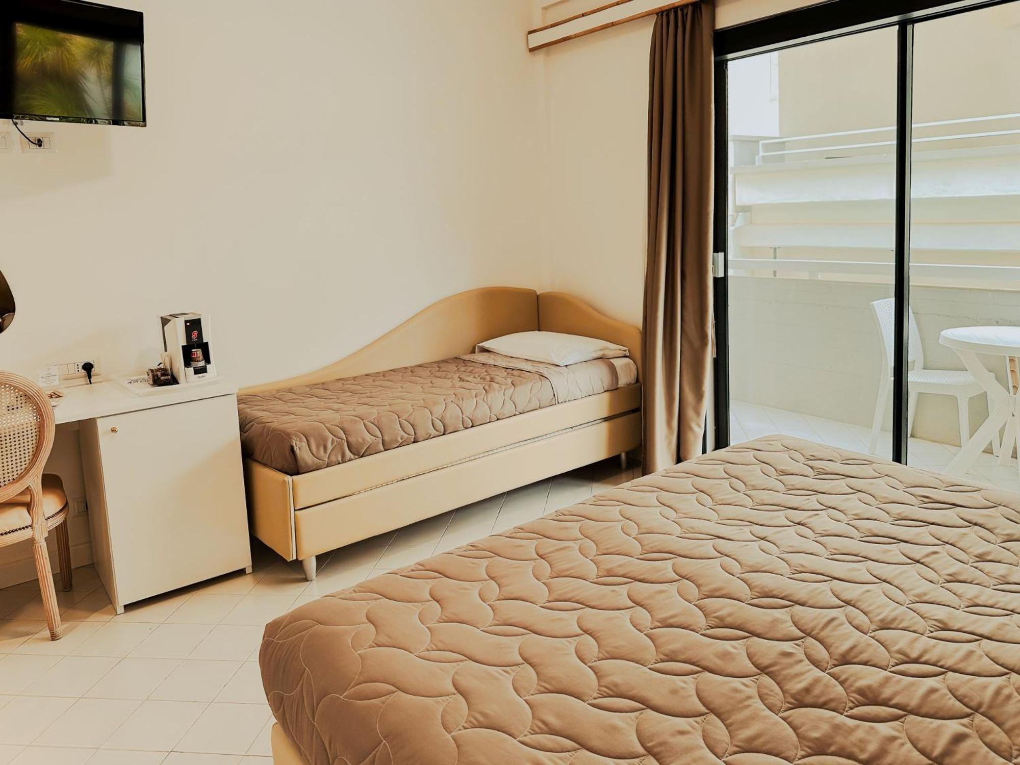 Hotel President - Vintage Hotel In Centro Ричоне Екстериор снимка