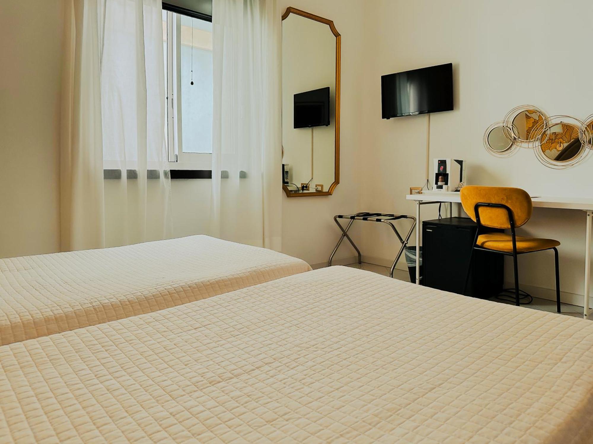 Hotel President - Vintage Hotel In Centro Ричоне Стая снимка