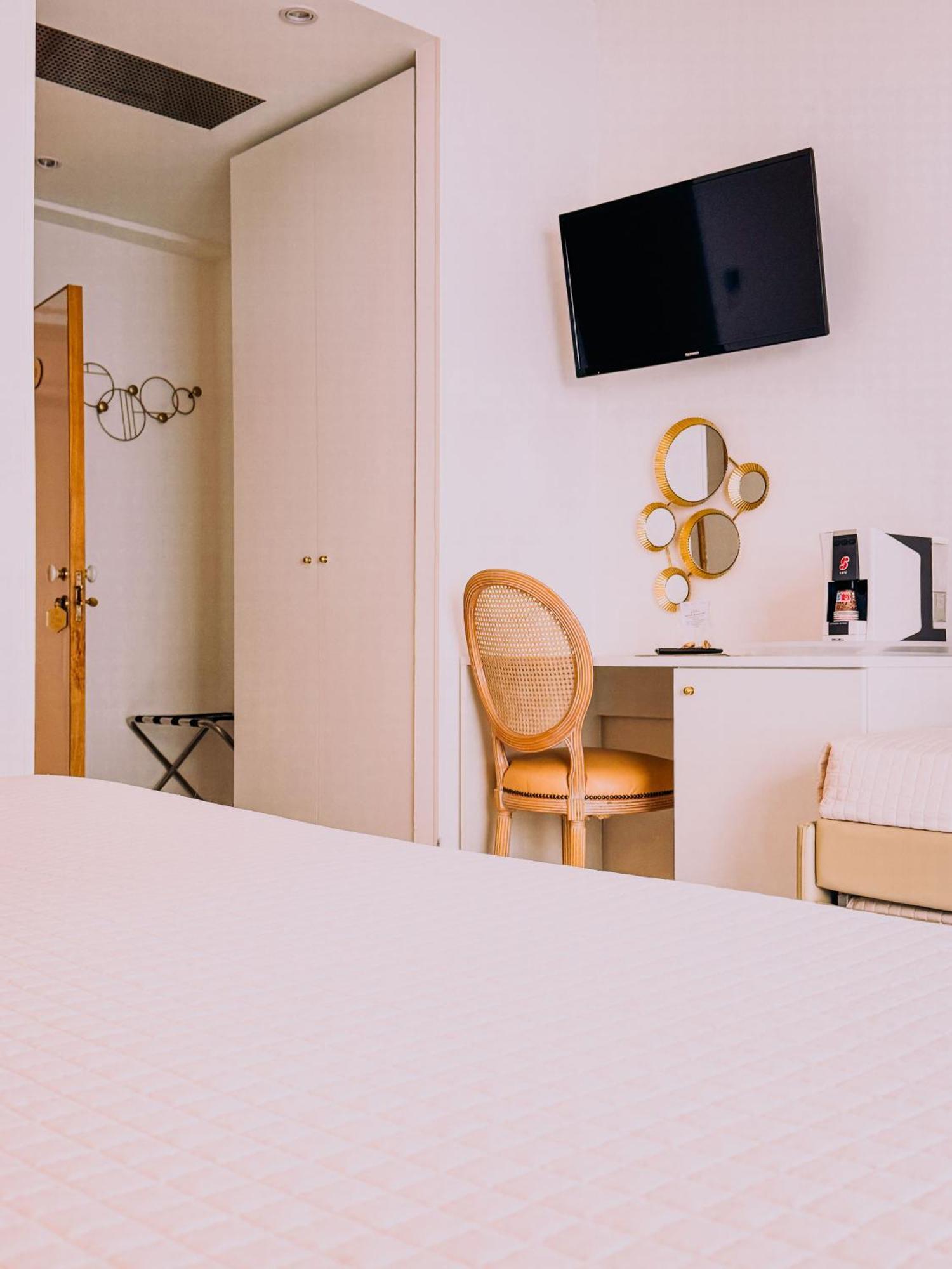 Hotel President - Vintage Hotel In Centro Ричоне Екстериор снимка