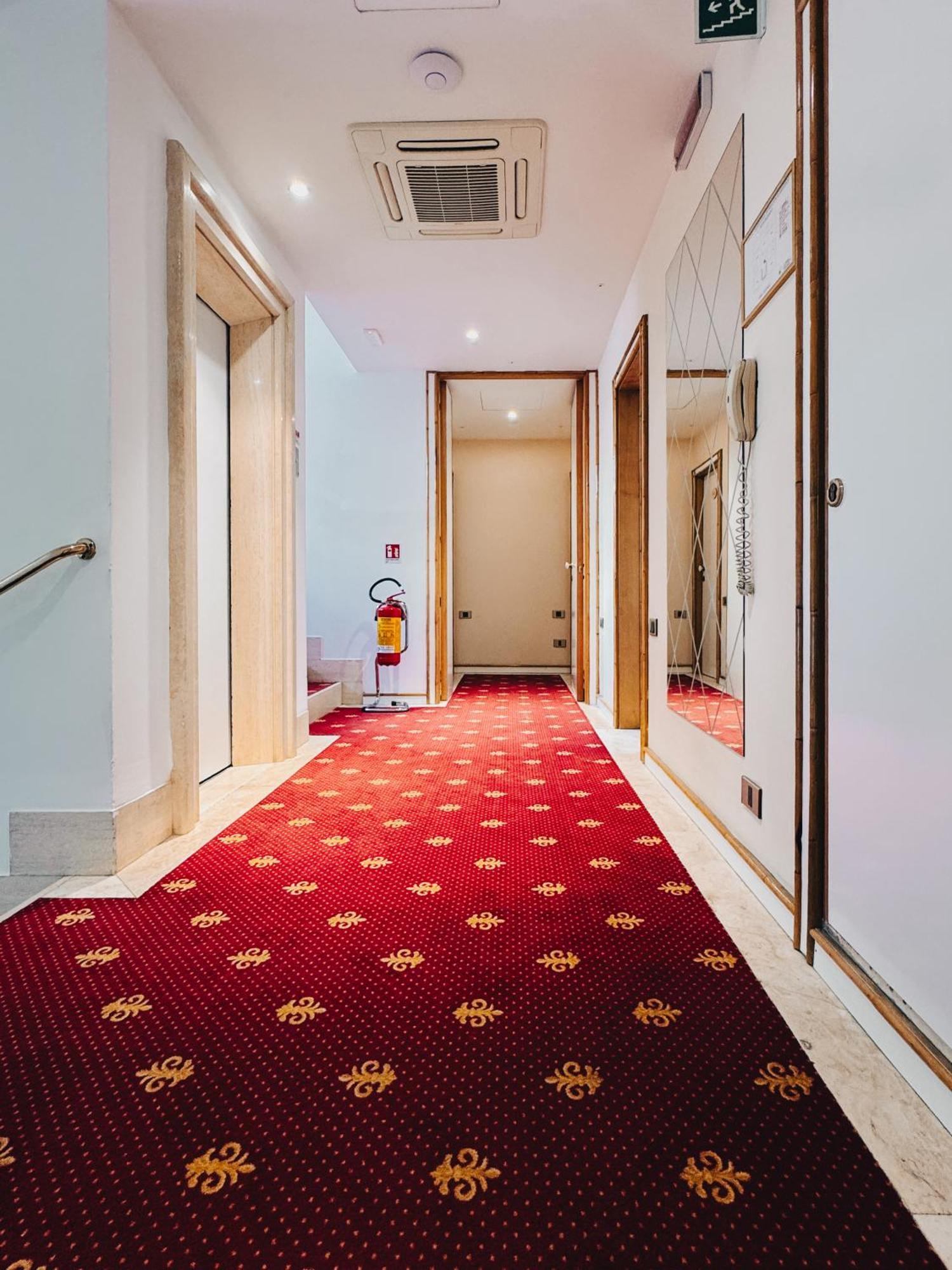 Hotel President - Vintage Hotel In Centro Ричоне Екстериор снимка