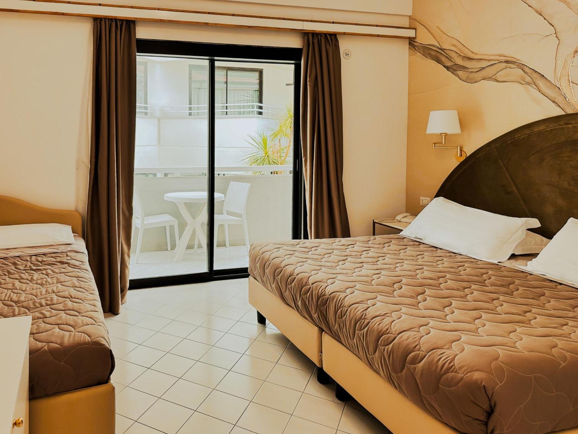 Hotel President - Vintage Hotel In Centro Ричоне Екстериор снимка