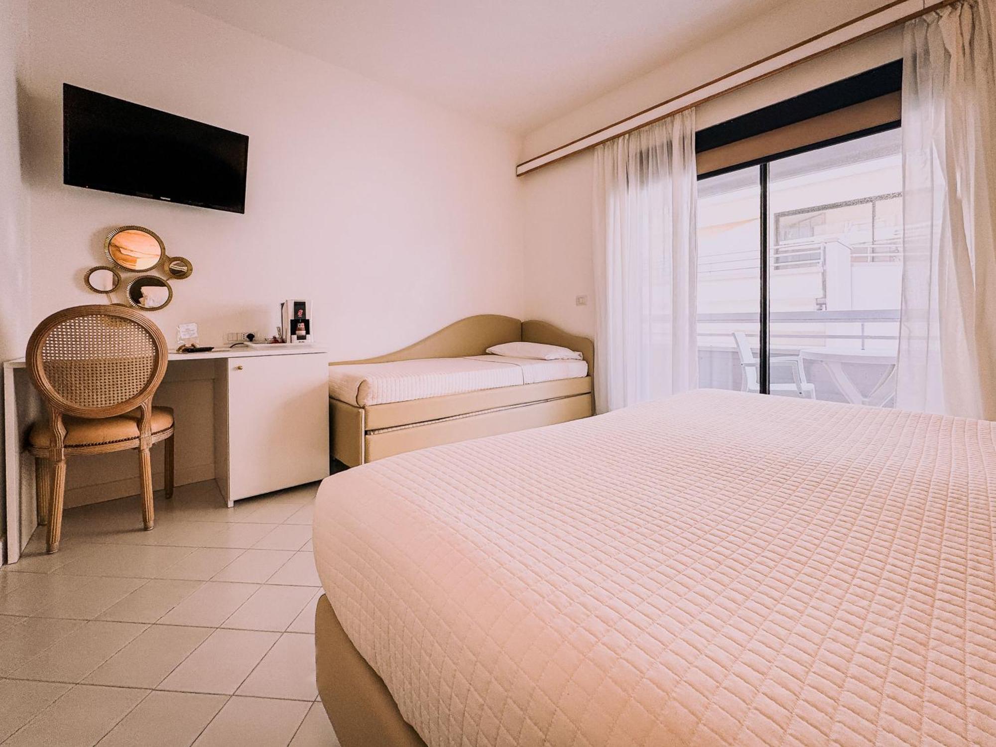 Hotel President - Vintage Hotel In Centro Ричоне Екстериор снимка